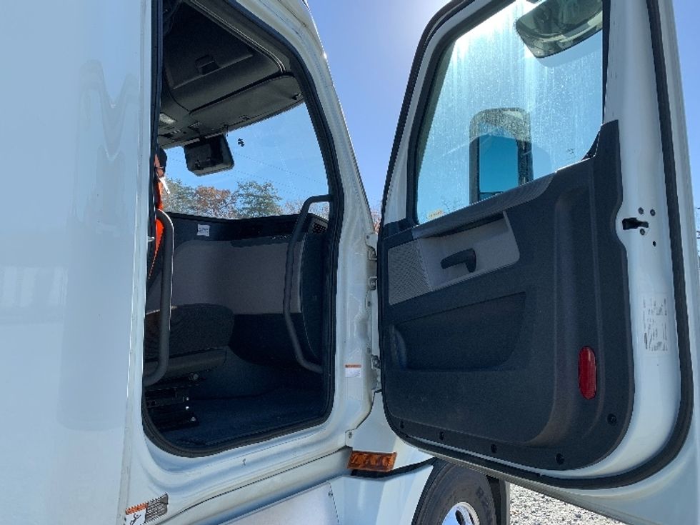 Sleeper Tractor-Heavy Duty Tractors-Freightliner-2021-T12664ST-Greensboro-NC-510,947\n\t\tmiles-$ 69,000 - Image 13