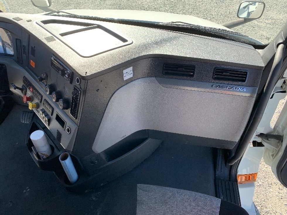 Sleeper Tractor-Heavy Duty Tractors-Freightliner-2021-T12664ST-Greensboro-NC-510,947\n\t\tmiles-$ 69,000 - Image 15