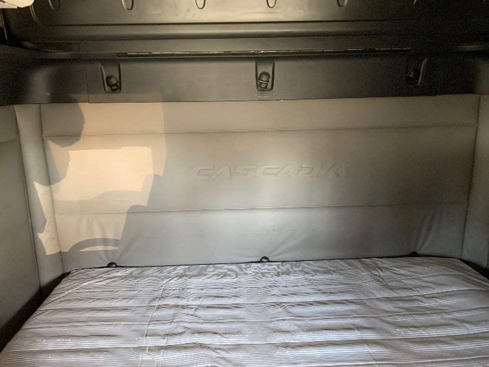 Sleeper Tractor-Heavy Duty Tractors-Freightliner-2021-T12664ST-Greensboro-NC-510,947\n\t\tmiles-$ 69,000 - Image 16