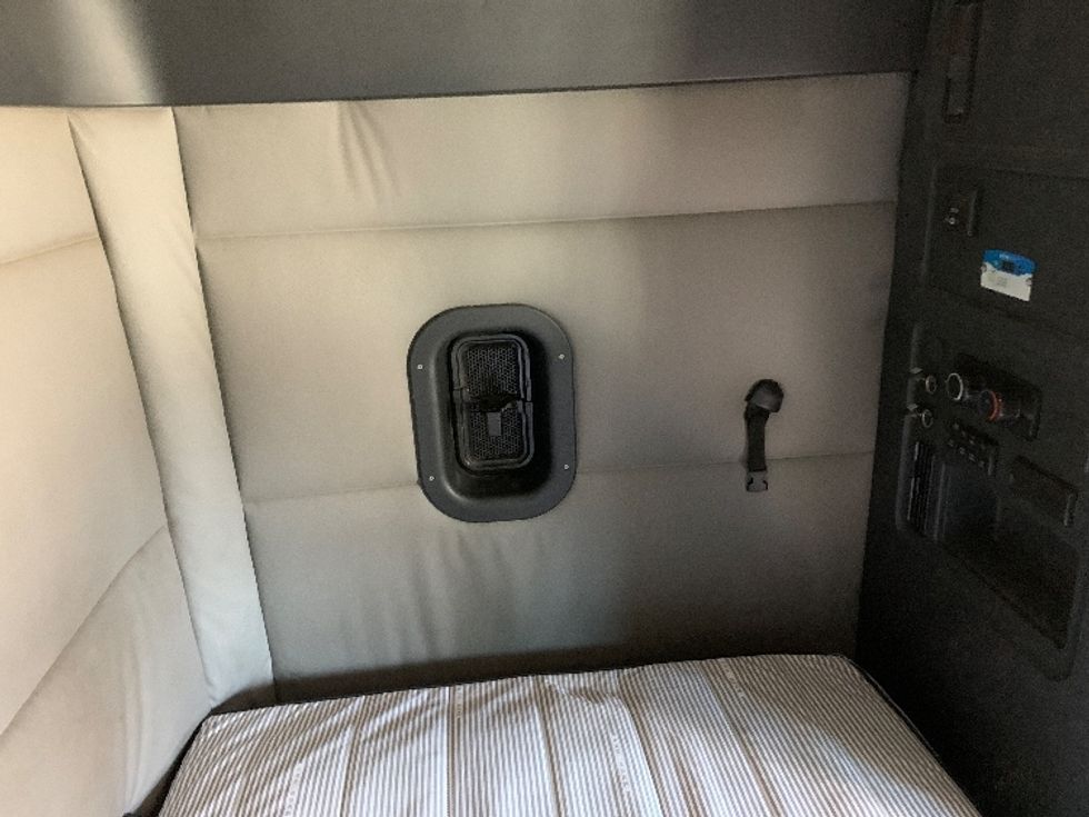 Sleeper Tractor-Heavy Duty Tractors-Freightliner-2021-T12664ST-Greensboro-NC-510,947\n\t\tmiles-$ 69,000 - Image 18