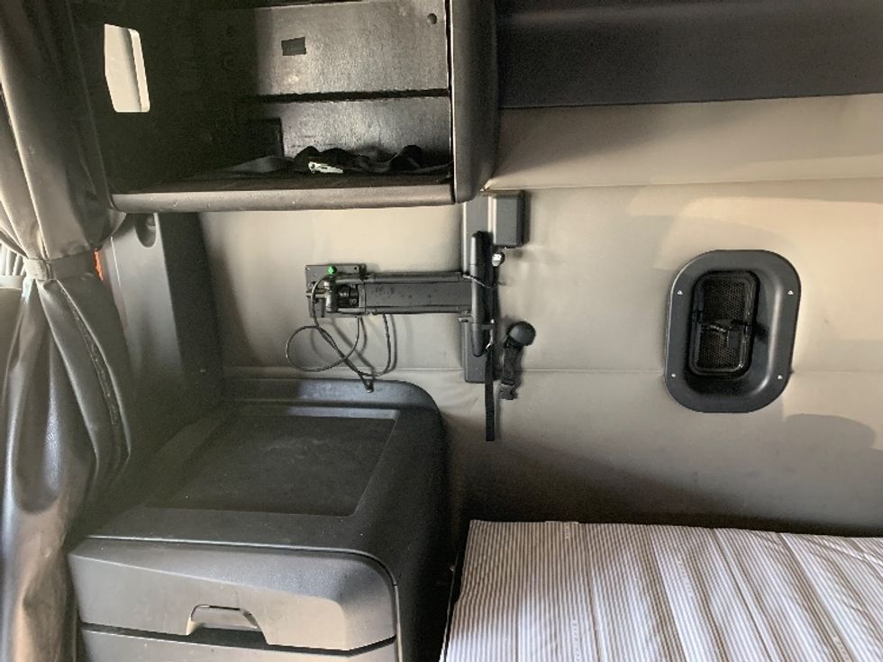 Sleeper Tractor-Heavy Duty Tractors-Freightliner-2021-T12664ST-Greensboro-NC-510,947\n\t\tmiles-$ 69,000 - Image 19