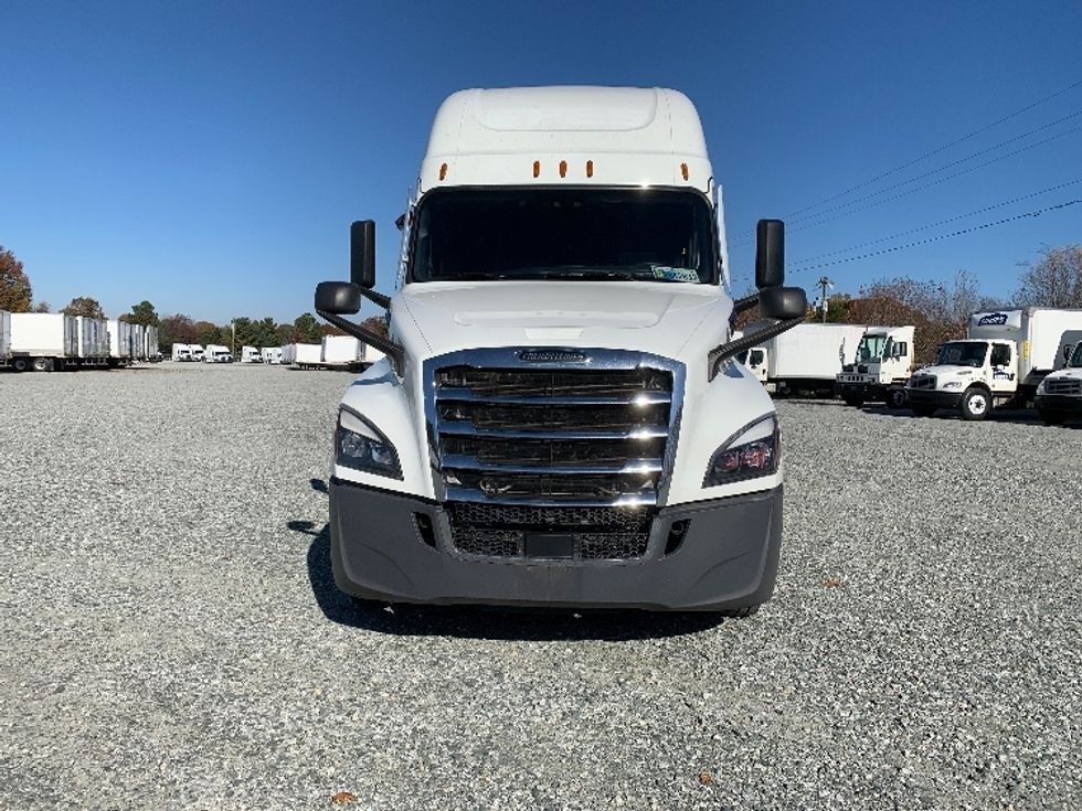 Sleeper Tractor-Heavy Duty Tractors-Freightliner-2021-T12664ST-Greensboro-NC-510,947\n\t\tmiles-$ 69,000 - Image 2