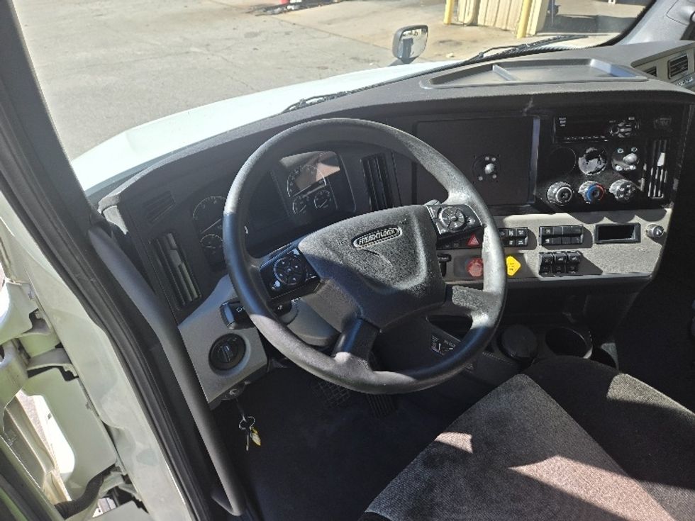 Sleeper Tractor-Heavy Duty Tractors-Freightliner-2021-T12664ST-Greensboro-NC-511,355\n\t\tmiles-$ 69,000 - Image 10