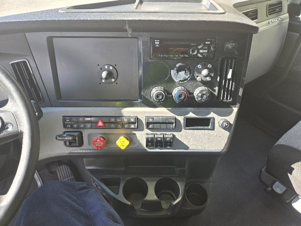 Sleeper Tractor-Heavy Duty Tractors-Freightliner-2021-T12664ST-Greensboro-NC-511,355\n\t\tmiles-$ 69,000 - Image 11