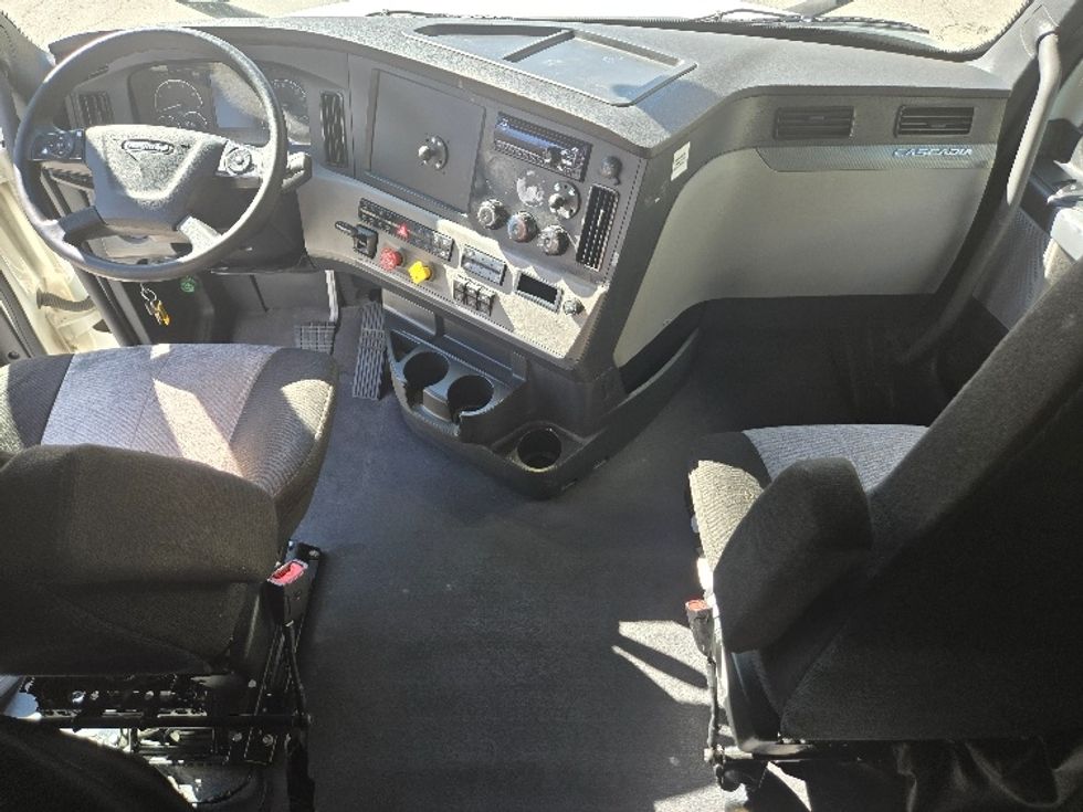 Sleeper Tractor-Heavy Duty Tractors-Freightliner-2021-T12664ST-Greensboro-NC-511,355\n\t\tmiles-$ 69,000 - Image 12