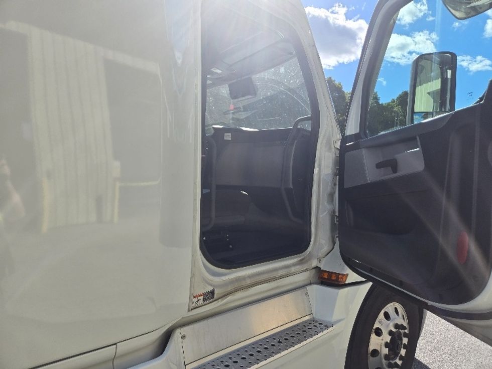 Sleeper Tractor-Heavy Duty Tractors-Freightliner-2021-T12664ST-Greensboro-NC-511,355\n\t\tmiles-$ 69,000 - Image 13