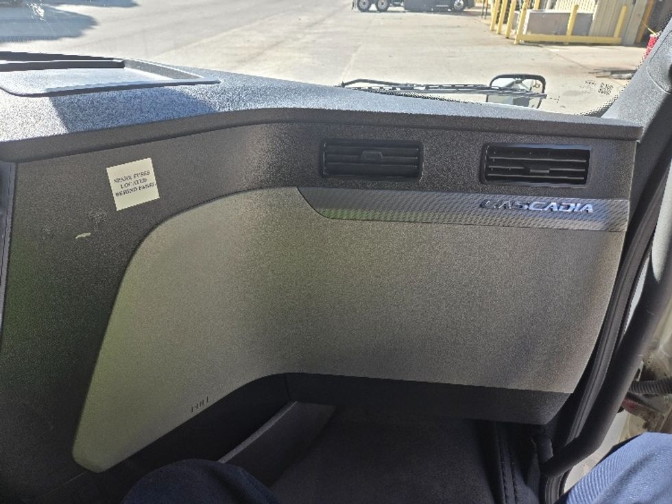 Sleeper Tractor-Heavy Duty Tractors-Freightliner-2021-T12664ST-Greensboro-NC-511,355\n\t\tmiles-$ 69,000 - Image 14