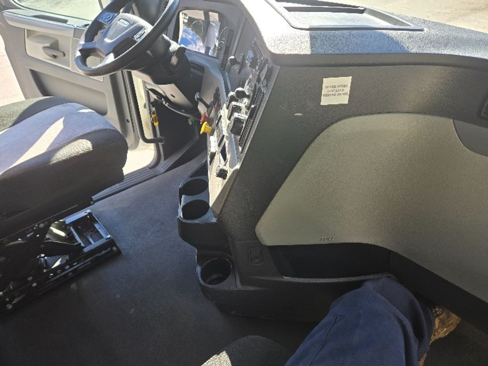 Sleeper Tractor-Heavy Duty Tractors-Freightliner-2021-T12664ST-Greensboro-NC-511,355\n\t\tmiles-$ 69,000 - Image 15