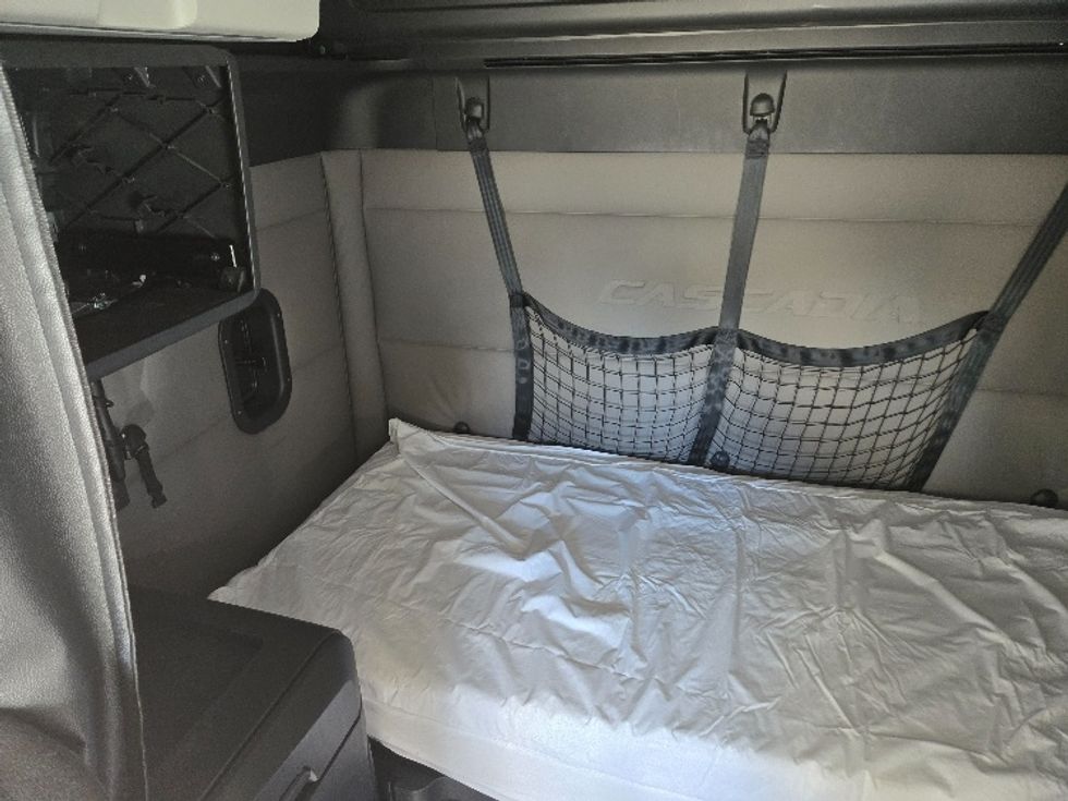 Sleeper Tractor-Heavy Duty Tractors-Freightliner-2021-T12664ST-Greensboro-NC-511,355\n\t\tmiles-$ 69,000 - Image 16