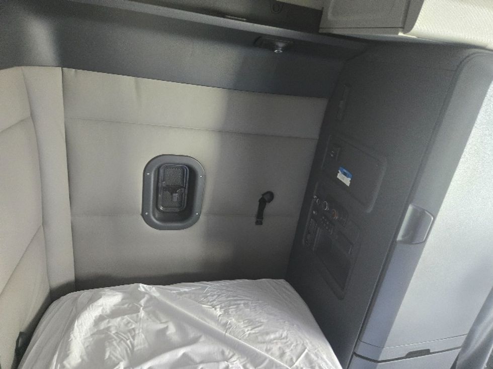 Sleeper Tractor-Heavy Duty Tractors-Freightliner-2021-T12664ST-Greensboro-NC-511,355\n\t\tmiles-$ 69,000 - Image 18