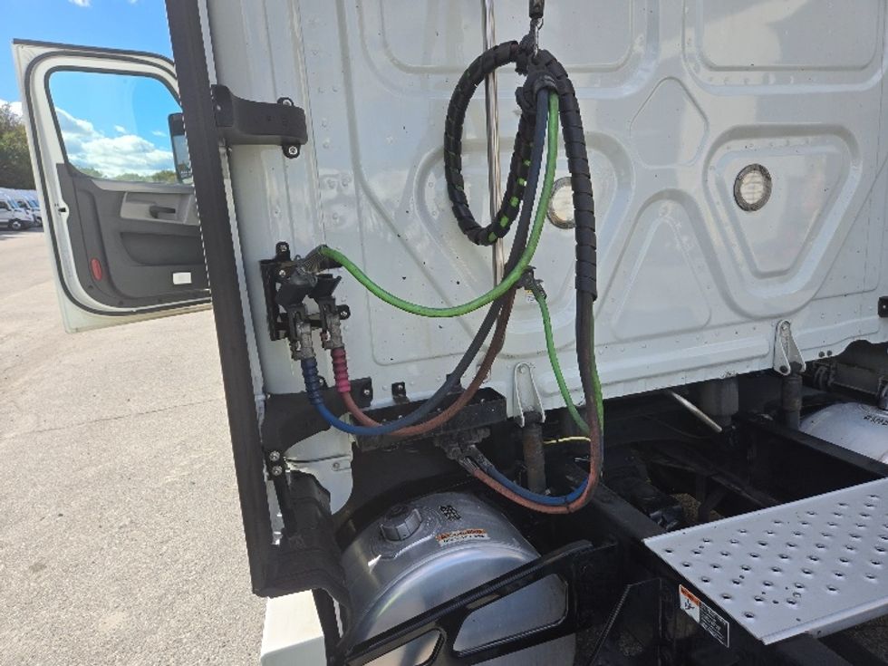 Sleeper Tractor-Heavy Duty Tractors-Freightliner-2021-T12664ST-Greensboro-NC-511,355\n\t\tmiles-$ 69,000 - Image 23