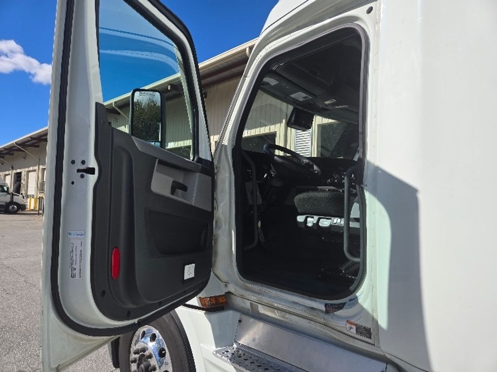 Sleeper Tractor-Heavy Duty Tractors-Freightliner-2021-T12664ST-Greensboro-NC-511,355\n\t\tmiles-$ 69,000 - Image 9