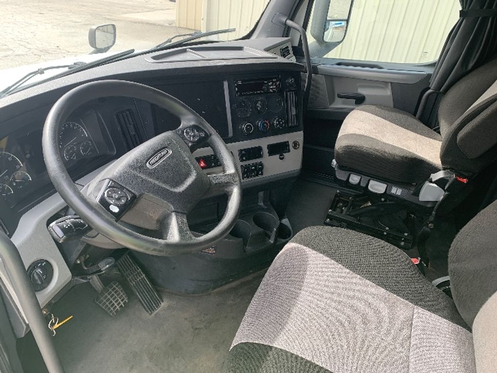 Sleeper Tractor-Heavy Duty Tractors-Freightliner-2021-T12664ST-Greensboro-NC-515,753\n\t\tmiles-$ 61,250 - Image 10