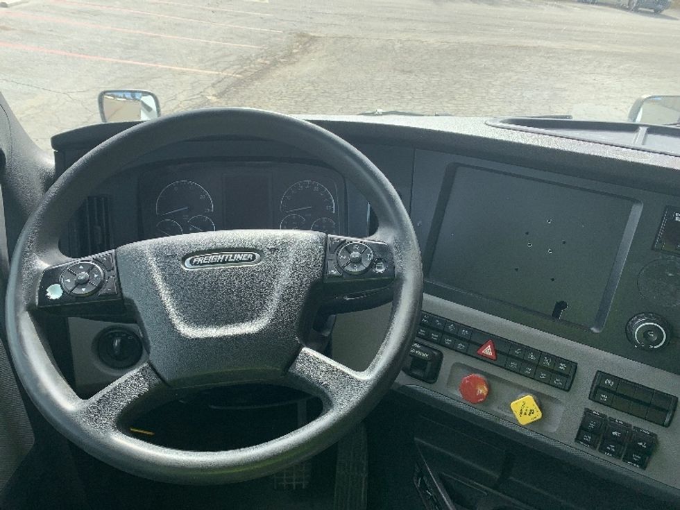 Sleeper Tractor-Heavy Duty Tractors-Freightliner-2021-T12664ST-Greensboro-NC-515,753\n\t\tmiles-$ 61,250 - Image 11