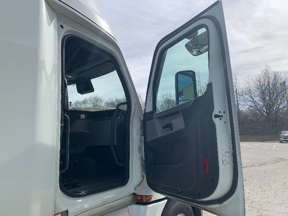 Sleeper Tractor-Heavy Duty Tractors-Freightliner-2021-T12664ST-Greensboro-NC-515,753\n\t\tmiles-$ 61,250 - Image 13