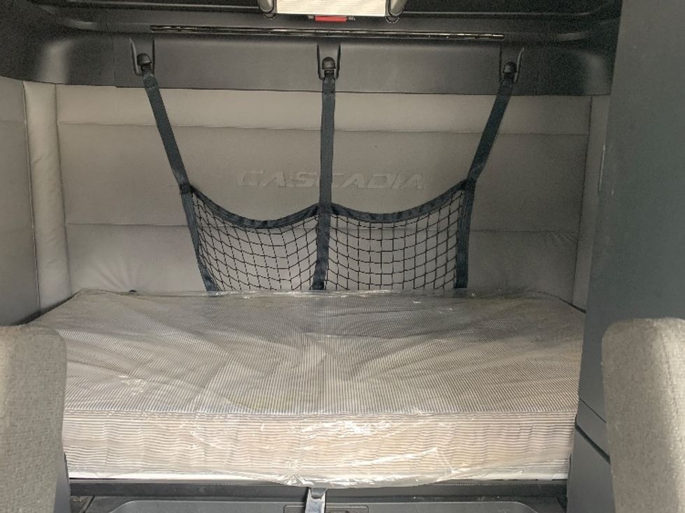 Sleeper Tractor-Heavy Duty Tractors-Freightliner-2021-T12664ST-Greensboro-NC-515,753\n\t\tmiles-$ 61,250 - Image 16