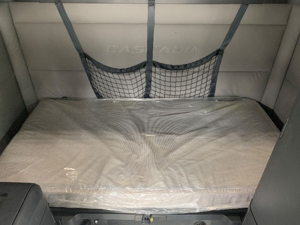 Sleeper Tractor-Heavy Duty Tractors-Freightliner-2021-T12664ST-Greensboro-NC-515,753\n\t\tmiles-$ 61,250 - Image 17