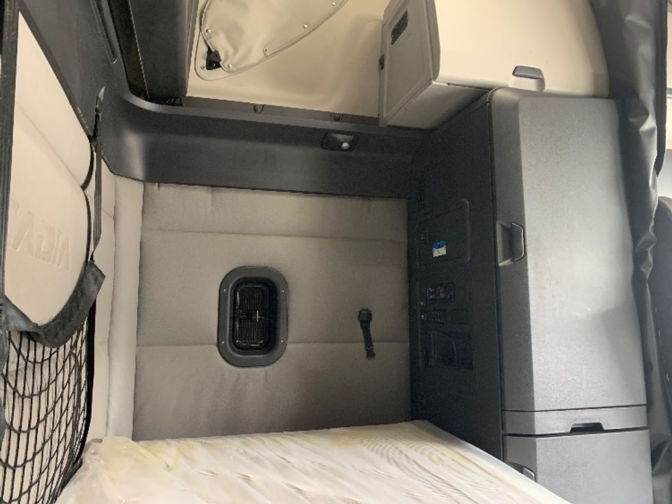 Sleeper Tractor-Heavy Duty Tractors-Freightliner-2021-T12664ST-Greensboro-NC-515,753\n\t\tmiles-$ 61,250 - Image 18