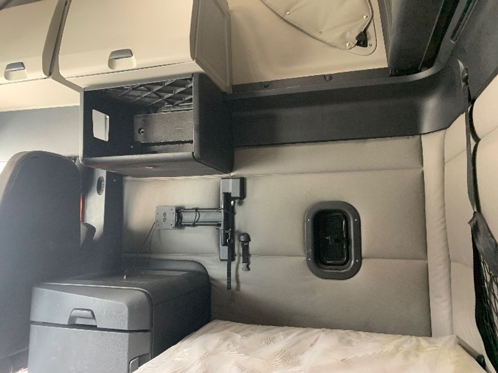 Sleeper Tractor-Heavy Duty Tractors-Freightliner-2021-T12664ST-Greensboro-NC-515,753\n\t\tmiles-$ 61,250 - Image 19