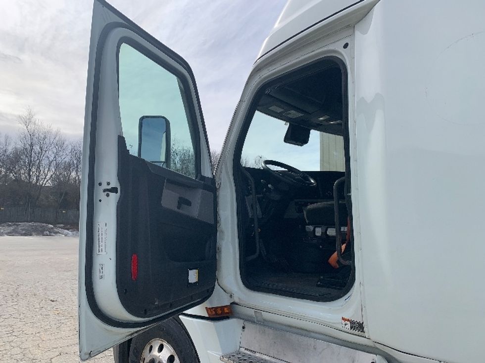 Sleeper Tractor-Heavy Duty Tractors-Freightliner-2021-T12664ST-Greensboro-NC-515,753\n\t\tmiles-$ 61,250 - Image 9