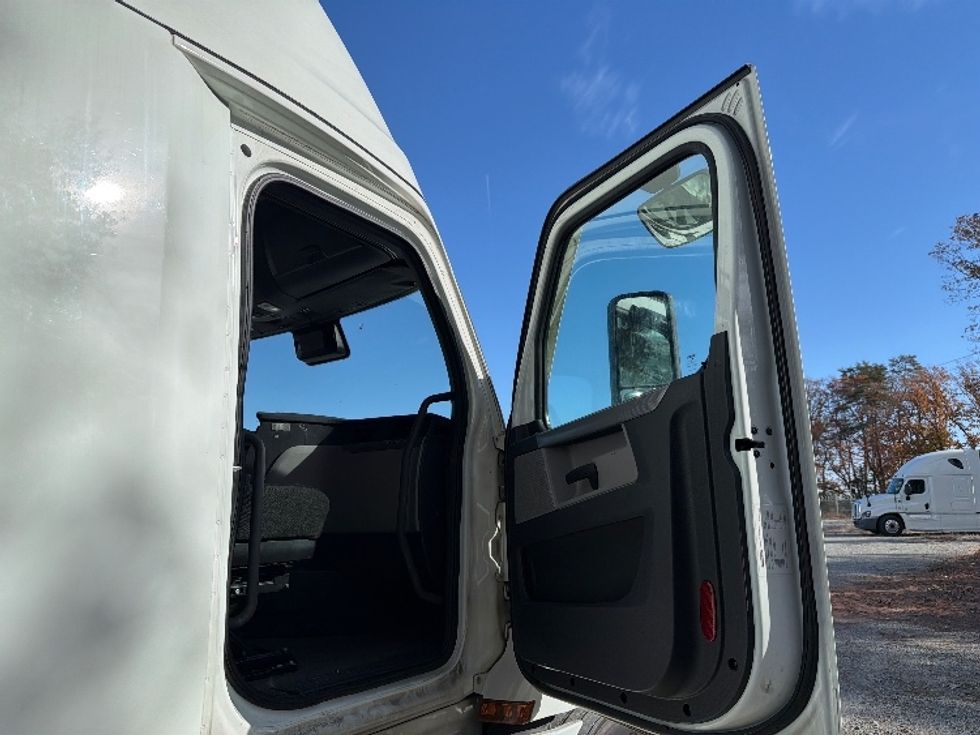 Sleeper Tractor-Heavy Duty Tractors-Freightliner-2021-T12664ST-Greensboro-NC-526,545\n\t\tmiles-$ 67,500 - Image 13