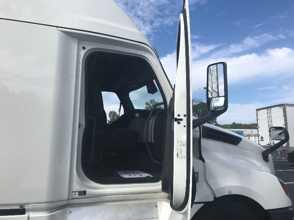 Sleeper Tractor-Heavy Duty Tractors-Freightliner-2021-T12664ST-Greensboro-NC-527,852\n\t\tmiles-$ 62,500 - Image 13