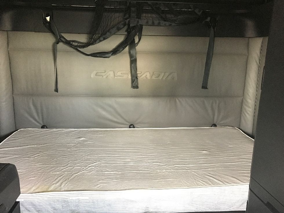 Sleeper Tractor-Heavy Duty Tractors-Freightliner-2021-T12664ST-Greensboro-NC-527,852\n\t\tmiles-$ 62,500 - Image 16