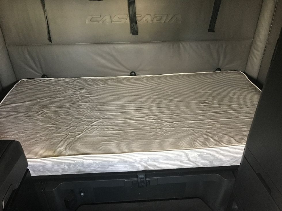 Sleeper Tractor-Heavy Duty Tractors-Freightliner-2021-T12664ST-Greensboro-NC-527,852\n\t\tmiles-$ 62,500 - Image 17