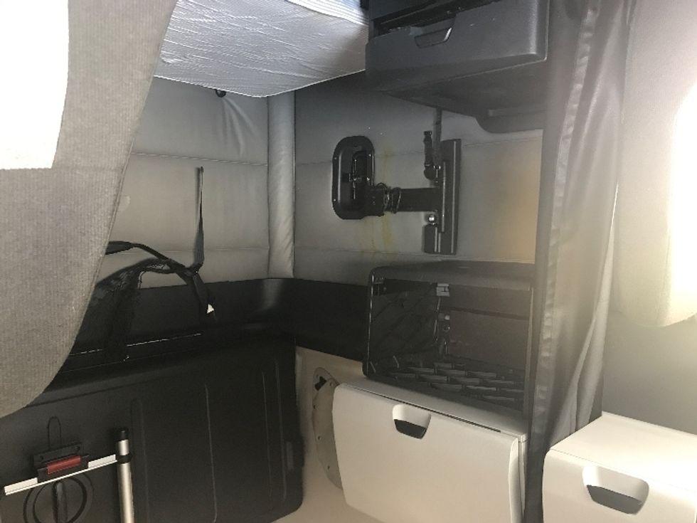 Sleeper Tractor-Heavy Duty Tractors-Freightliner-2021-T12664ST-Greensboro-NC-527,852\n\t\tmiles-$ 62,500 - Image 19