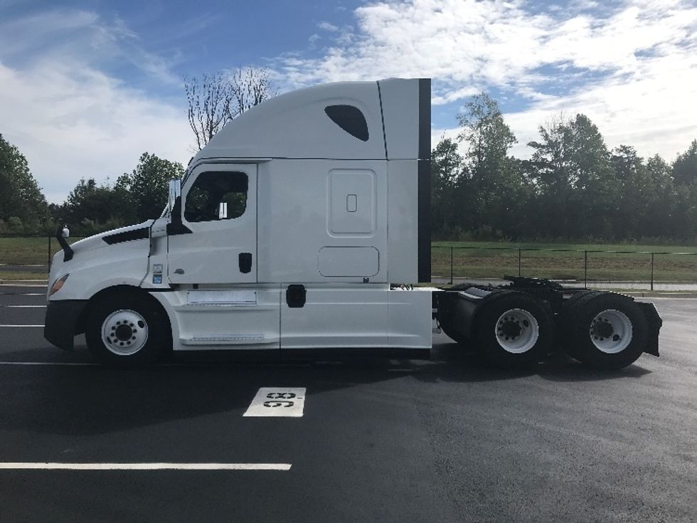 Sleeper Tractor-Heavy Duty Tractors-Freightliner-2021-T12664ST-Greensboro-NC-527,852\n\t\tmiles-$ 62,500 - Image 4