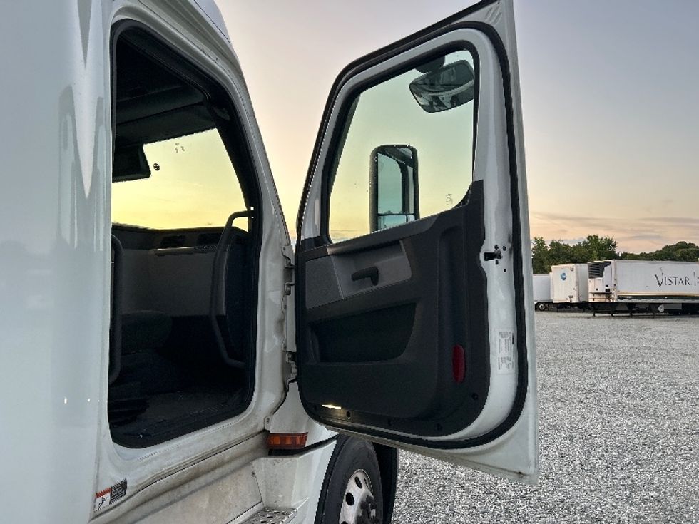 Sleeper Tractor-Heavy Duty Tractors-Freightliner-2021-T12664ST-Greensboro-NC-527,876\n\t\tmiles-$ 69,500 - Image 13