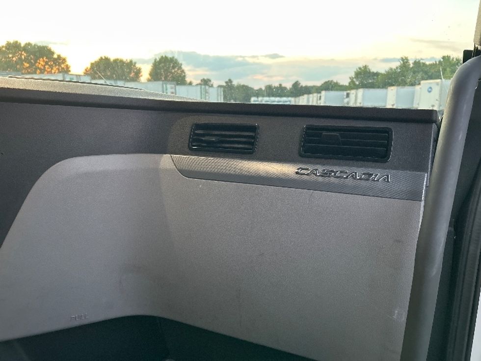 Sleeper Tractor-Heavy Duty Tractors-Freightliner-2021-T12664ST-Greensboro-NC-527,876\n\t\tmiles-$ 69,500 - Image 14