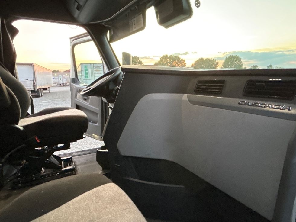 Sleeper Tractor-Heavy Duty Tractors-Freightliner-2021-T12664ST-Greensboro-NC-527,876\n\t\tmiles-$ 69,500 - Image 15