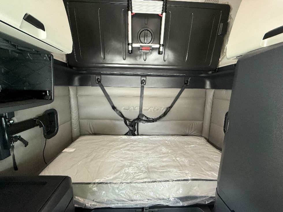 Sleeper Tractor-Heavy Duty Tractors-Freightliner-2021-T12664ST-Greensboro-NC-527,876\n\t\tmiles-$ 69,500 - Image 16