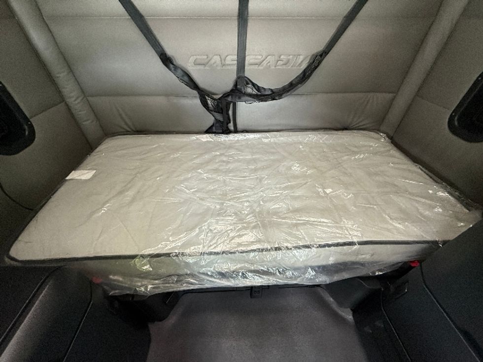 Sleeper Tractor-Heavy Duty Tractors-Freightliner-2021-T12664ST-Greensboro-NC-527,876\n\t\tmiles-$ 69,500 - Image 17