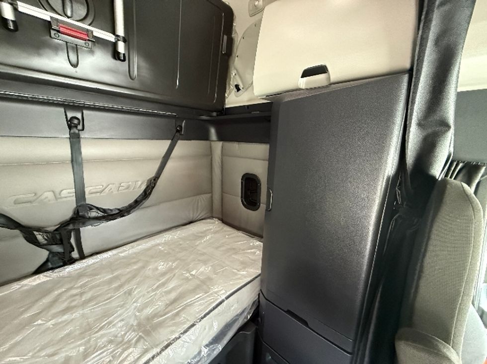 Sleeper Tractor-Heavy Duty Tractors-Freightliner-2021-T12664ST-Greensboro-NC-527,876\n\t\tmiles-$ 69,500 - Image 18