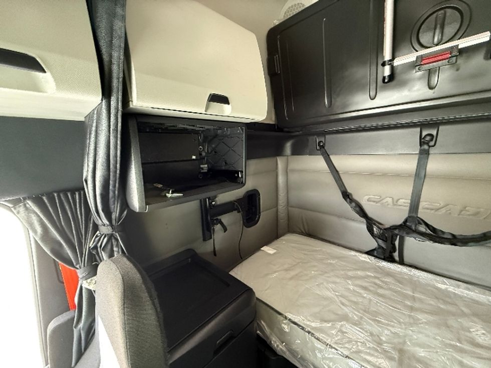 Sleeper Tractor-Heavy Duty Tractors-Freightliner-2021-T12664ST-Greensboro-NC-527,876\n\t\tmiles-$ 69,500 - Image 19