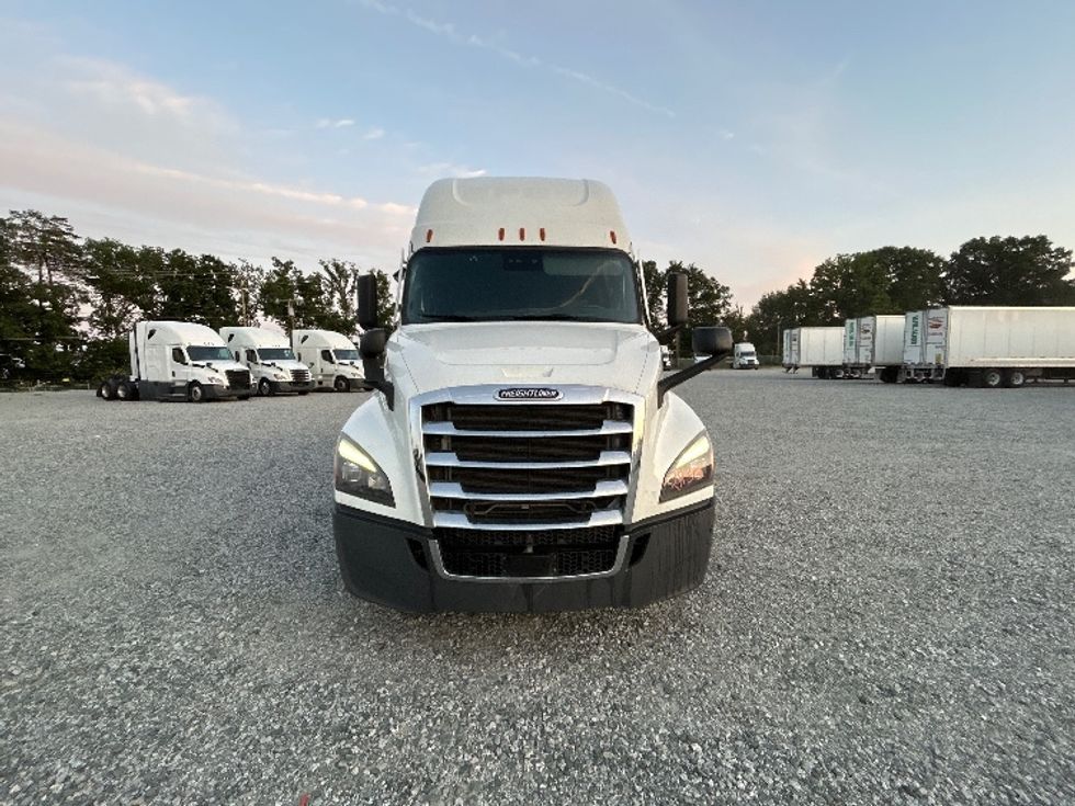 Sleeper Tractor-Heavy Duty Tractors-Freightliner-2021-T12664ST-Greensboro-NC-527,876\n\t\tmiles-$ 69,500 - Image 2