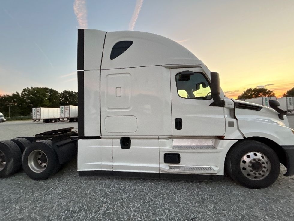Sleeper Tractor-Heavy Duty Tractors-Freightliner-2021-T12664ST-Greensboro-NC-527,876\n\t\tmiles-$ 69,500 - Image 27