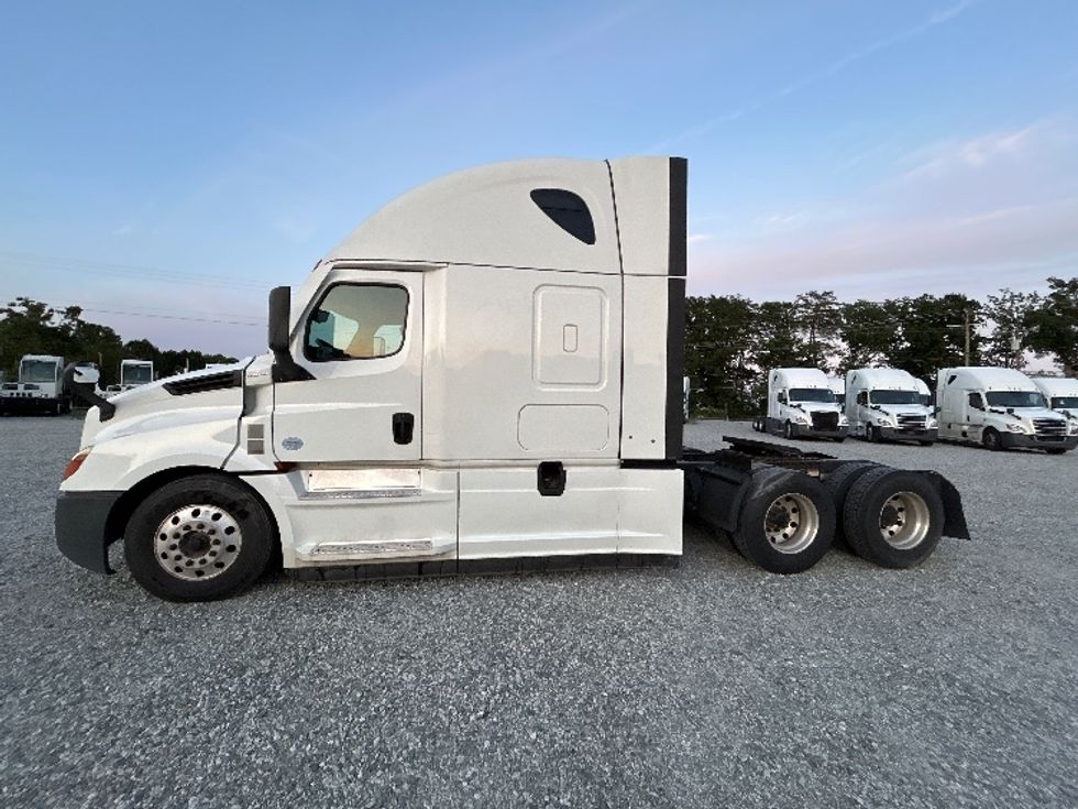 Sleeper Tractor-Heavy Duty Tractors-Freightliner-2021-T12664ST-Greensboro-NC-527,876\n\t\tmiles-$ 69,500 - Image 4