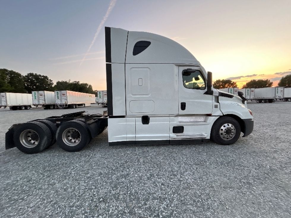 Sleeper Tractor-Heavy Duty Tractors-Freightliner-2021-T12664ST-Greensboro-NC-527,876\n\t\tmiles-$ 69,500 - Image 8