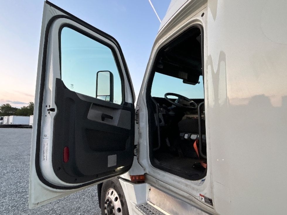 Sleeper Tractor-Heavy Duty Tractors-Freightliner-2021-T12664ST-Greensboro-NC-527,876\n\t\tmiles-$ 69,500 - Image 9