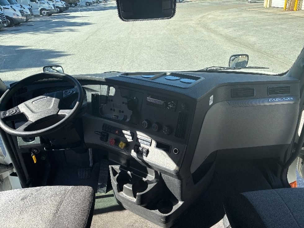 Sleeper Tractor-Heavy Duty Tractors-Freightliner-2021-T12664ST-Greensboro-NC-528,282\n\t\tmiles-$ 67,250 - Image 12