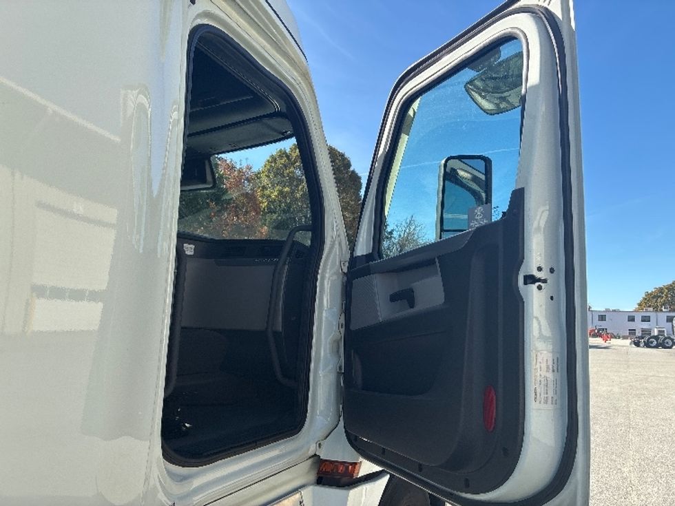 Sleeper Tractor-Heavy Duty Tractors-Freightliner-2021-T12664ST-Greensboro-NC-528,282\n\t\tmiles-$ 67,250 - Image 13