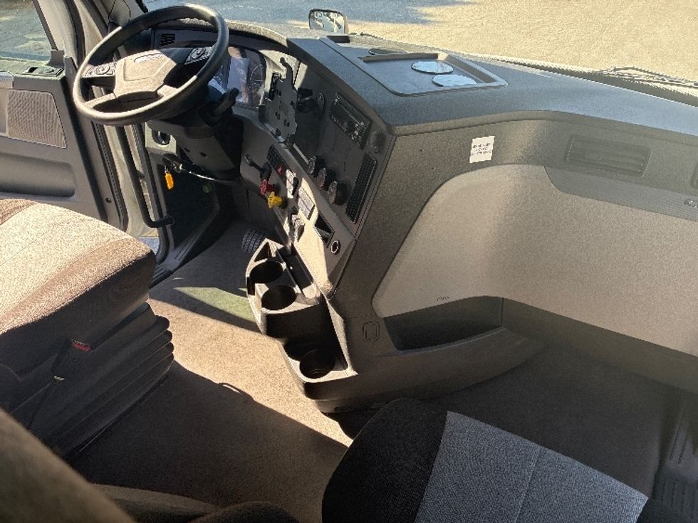 Sleeper Tractor-Heavy Duty Tractors-Freightliner-2021-T12664ST-Greensboro-NC-528,282\n\t\tmiles-$ 67,250 - Image 15