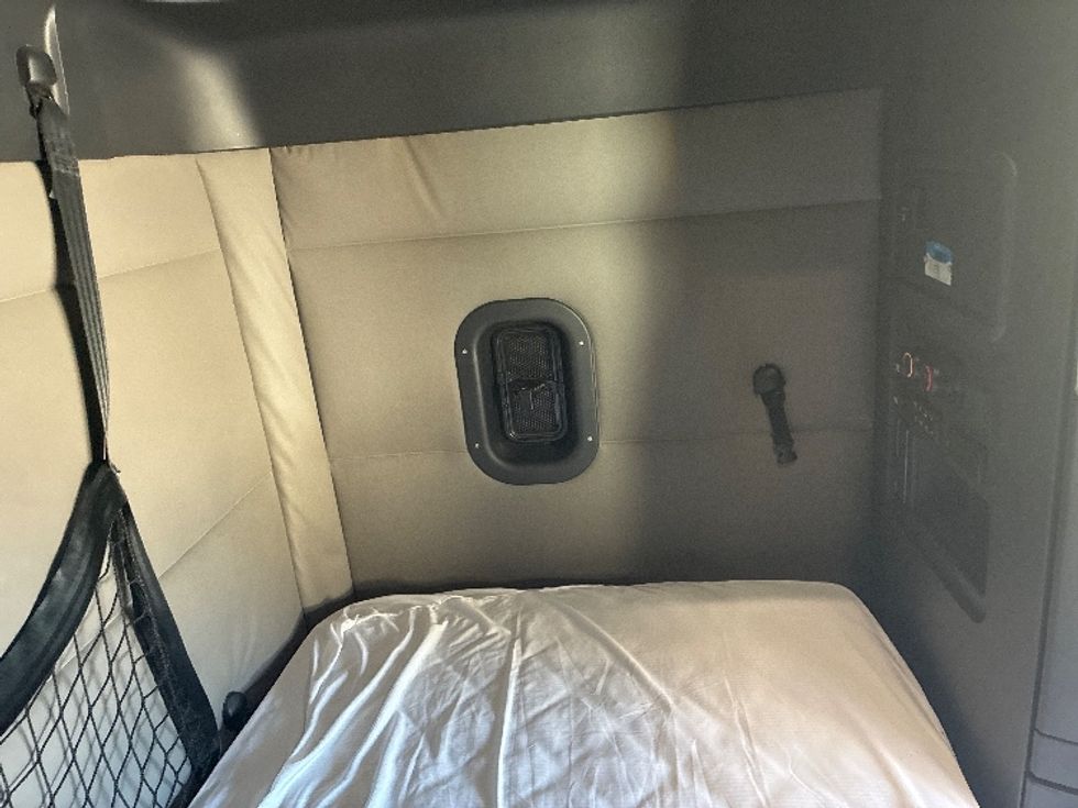 Sleeper Tractor-Heavy Duty Tractors-Freightliner-2021-T12664ST-Greensboro-NC-528,282\n\t\tmiles-$ 67,250 - Image 18