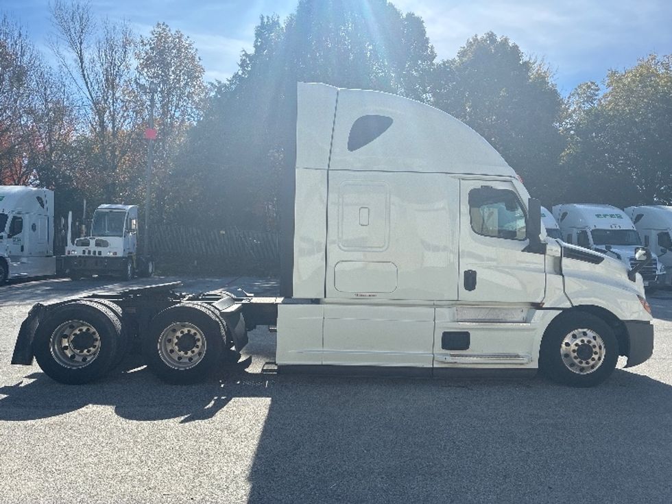 Sleeper Tractor-Heavy Duty Tractors-Freightliner-2021-T12664ST-Greensboro-NC-528,282\n\t\tmiles-$ 67,250 - Image 8