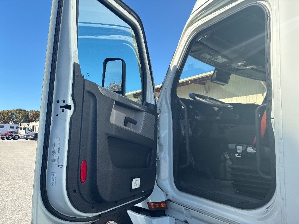 Sleeper Tractor-Heavy Duty Tractors-Freightliner-2021-T12664ST-Greensboro-NC-528,282\n\t\tmiles-$ 67,250 - Image 9