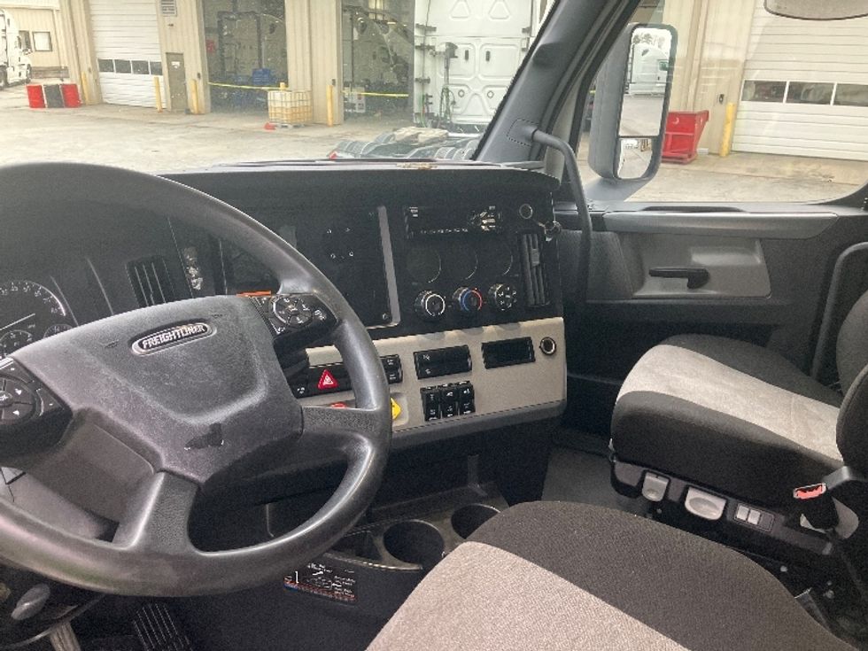 Sleeper Tractor-Heavy Duty Tractors-Freightliner-2021-T12664ST-Greensboro-NC-531,011\n\t\tmiles-$ 64,750 - Image 10