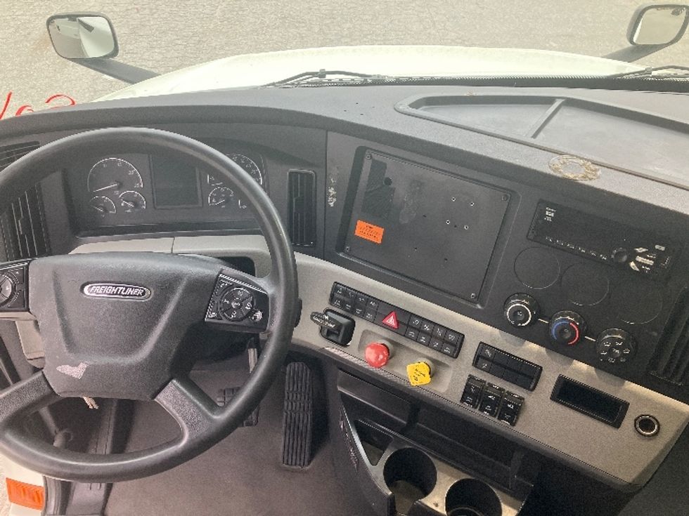 Sleeper Tractor-Heavy Duty Tractors-Freightliner-2021-T12664ST-Greensboro-NC-531,011\n\t\tmiles-$ 64,750 - Image 11